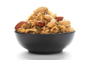 Fıstık, kaju ve bademle yapılmış siyah seramik bir kasede Shahi Mixture 'ın yakın çekimi. Hint baharatlı atıştırmalıkları (Namkeen).