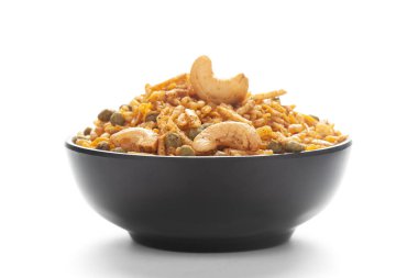 Kuru meyve, fıstık ve siyah seramik kasede yapılan acılı Kashmiri karışımının (Namkeen) yakın çekimi. Hint baharatlı atıştırmalıkları.,