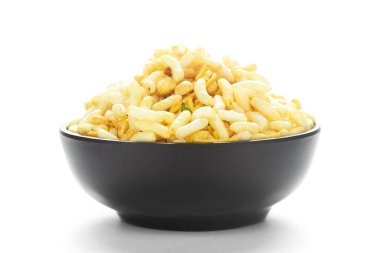 Puff Rice ve Curry yapraklarından yapılmış siyah bir seramik kasede Çıtır Murmura 'nın yakın çekimi. Hint baharatlı atıştırmalıkları (Namkeen)