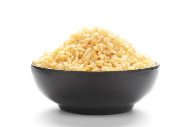 Kavrulmuş Mung fasulyesinden yapılmış siyah bir seramik kasede Çıtır Moong Dal 'ın yakın çekimi. Hint baharatlı atıştırmalıkları (Namkeen),