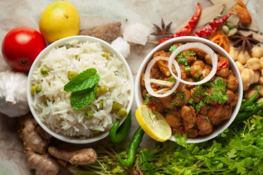 Taze yeşil kişniş ve malzemelerle süslenmiş nohut ezmesi (baharatlı chola veya chhole curry) ve Pulav (Rice). Seramik kasede servis edilmiş. Klasik bir Hint yemeği. Tipik Panjabi sokak yemekleri.