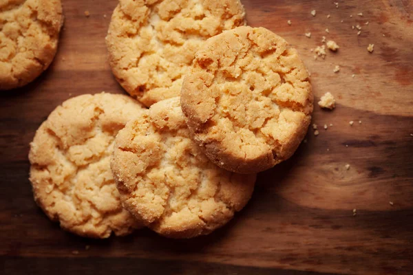 맛있는 쿠키나 비스킷을 클로즈업한 꼭대기에 고립되어 — 스톡 사진