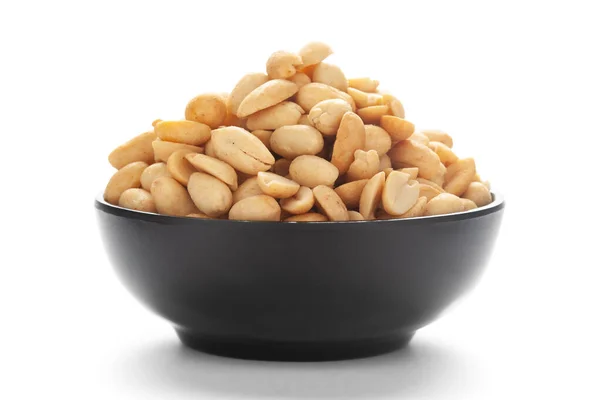 Seramik beyaz bir kasede tuzlu fıstıklı hintli süsleme (aperatif) yakın çekim.