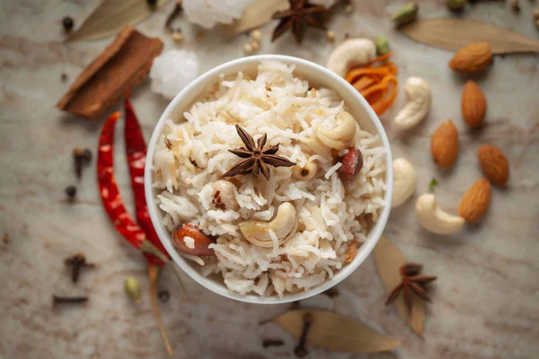 Hint Basmati Rice veya Kasmiri pulao (pulav) veya kuru meyve ve baharatlarla süslenmiş seramik bir kasede..
