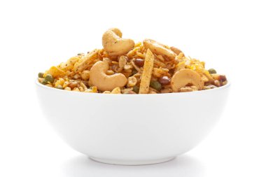 Zengin Baharatlı Kaju karışımına yakın seramik beyaz bir kâse üzerinde Hint çerezi..