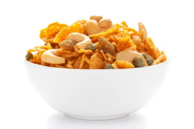 Mısır gevreği karışımını seramik beyaz bir kasenin üzerine koyun..