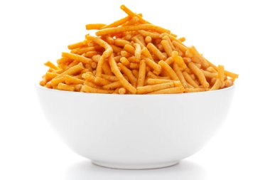 Nimbu masala besan sev Hint namkeen (atıştırmalıklar) seramik beyaz bir kase üzerinde yakın çekim.