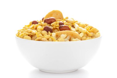 Seramik beyaz bir kâse üzerinde Bhel puri (çerezler) yakın çekim.