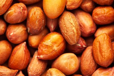 Organik kırmızı-kahverengi fıstık mikro yakın plan (Arachis hipogaea) Tam Çerçeve Arkaplan. Üst Görünüm