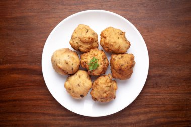 Çaça hazırlamak için sade safra bezi, kimyon ve ahşap zemin üzerinde yeşil kişniş ile süslenmiş..