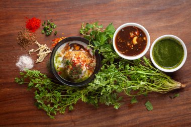 Chaat Dahi Vada (diğer adıyla Dahi Bhalla, Doi Bora, mosaru vade, Dahi Bara, thayir vadai, perugu vada). Yoğurt (yoğurt) ile ıslatılmış vadas tarafından hazırlanır. Kimyon ve yeşil kişniş ile süslenmiş.