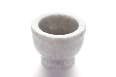 Beyaz mermer harç ve beyaz arkaplan üzerinde tokmak yakın plan..