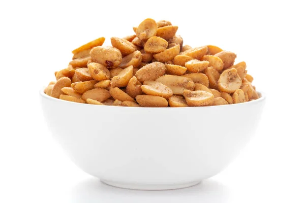 Heeng jeera Peanuts 'a yakın seramik beyaz bir kasede Hint Namkeen (atıştırmalıklar) karışımı..