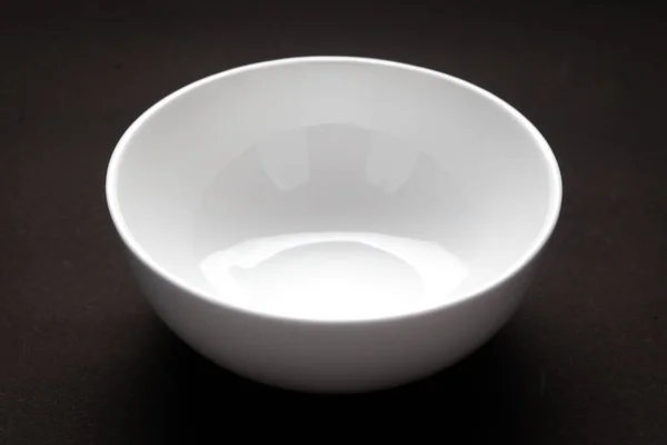 一个空的陶瓷白色碗 用来做模型 白种人背景 — 图库照片