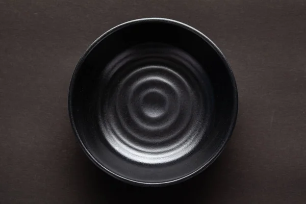 Uma Tigela Preta Cerâmica Vazia Para Mockup Sobre Fundo Preto — Fotografia de Stock