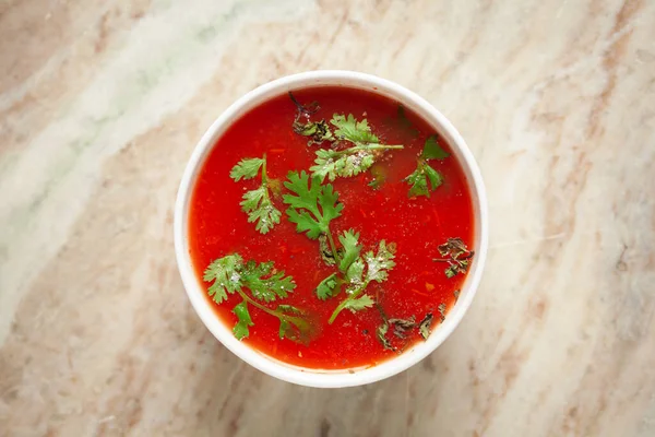 Zbliżenie Indyjskiej Domowej Roboty Świeżej Zupy Pomidorowej Ozdobionej Świeżymi Liśćmi — Zdjęcie stockowe