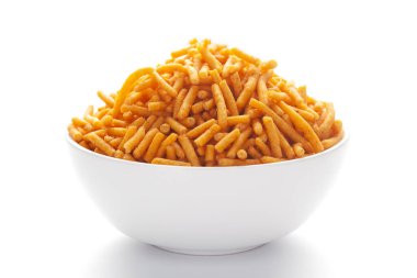 Nimbu masala besan sev Hint namkeen (atıştırmalıklar) seramik beyaz bir kase üzerinde yakın çekim.