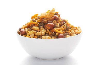 Baharatlı Ratlami karışımını seramik beyaz bir kasede Hint süslemesi (aperatifler) yakın çekim.