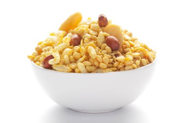 Seramik beyaz bir kâse üzerinde Bhel puri (çerezler) yakın çekim.