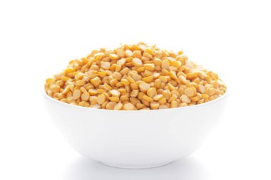 Organik Bengal Gram 'a (Cicer arietinum) yakın plan veya seramik beyaz bir kasenin içinde bölünmüş sarı chana dal