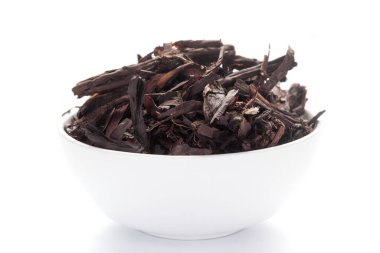 Organik Alkanna tinctoria 'ya yakın çekim ya da seramik beyaz kasede ratan jot. Hint Aromatik Baharatı Yığını.