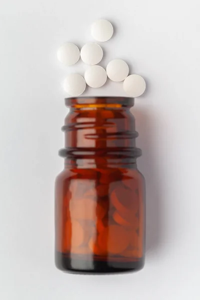 Macro Primer Plano Píldora Blanca Medicinal Herbal Derramada Una Botella —  Fotos de Stock