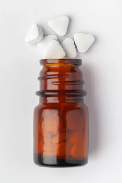 Macro Primer Plano Píldora Blanca Medicinal Herbal Derramada Una Botella —  Fotos de Stock