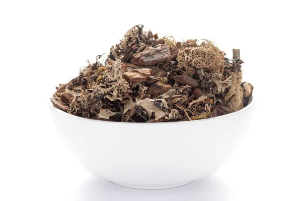 Organik Kalpasi ya da Dagad fondip ya da siyah taş çiçek ya da seramik beyaz bir kasede chhabila yakın çekim. Hint Aromatik Baharatı Yığını.