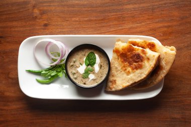 Methi 'ye yakın çekim, beyaz körili matar malai. Paratha veya roti ile servis edilmiş. Siyah kasede popüler, lezzetli bir Hint tarifi..