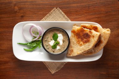 Methi 'ye yakın çekim, beyaz körili matar malai. Paratha veya roti ile servis edilmiş. Siyah kasede popüler, lezzetli bir Hint tarifi..