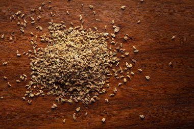 Organik Ajwain tohumu (Trachyspermum ammi) ya da ahşap arka planda timol tohumları. Hint Aromatik Baharatı Yığını. Üst görünüm