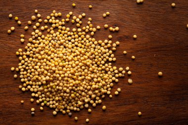 Ahşap arka planda organik hardal tohumunun (Sinapis alba) Macro yakın çekimi. Hint Aromatik Baharatı Yığını. Üst görünüm