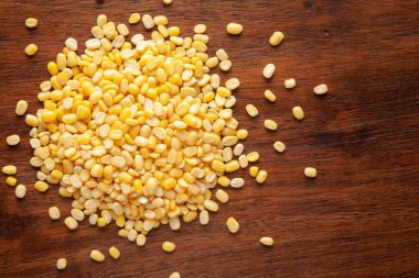 Organik sarı grama (Vigna radyatör) yakın veya ahşap arka planda temizlenmiş sarı moong dalına bölünmüş.