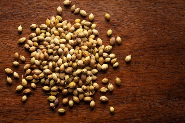 Makro Närbild Ekologisk Koriander Coriandrum Sativum Trä Topp Bakgrund Högen — Stockfoto