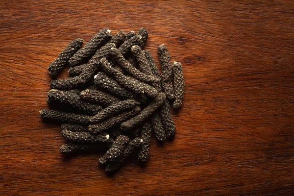 매크로 클로즈업 Organic Indian Long Pepper Piper Retrofractum 배경에 Pile — 스톡 사진