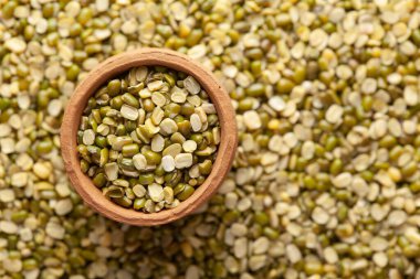 Organik yeşil Gram 'ın (Vigna radyatör) Macro yakın çekimi ya da özgeçmişine işlenmemiş yeşil moong dalı (kulhar) dökülmesi. Üst görünüm