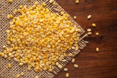 Organik Sarı Split Moong 'un (Vigna radyatör) Makro yakın çekimi Jute minder ve ahşap kaplama üzerinde Dal veya Gram.