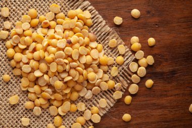 Organik arhar dalının (Cajanus cajan) Macro yakın çekimi Jute minder ve ahşap üst temizleme.