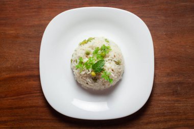 Hint Basmati 'sine yakın plan pirinç veya matar (bezelye) pulao veya taze yeşil nane yaprağı ile süslenmiş Pulav