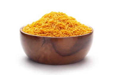 Baharatlı Aloo Bhujia 'ya yakın el yapımı (el yapımı) ahşap kase, kırmızı biber, patates ve nohut ile yapılır. Hint baharatlı atıştırmalıkları (Namkeen),