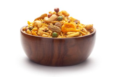Mısır gevreği karışımına yakın Hindistan süslemesi (aperatifler) El yapımı (el yapımı) ahşap kasede