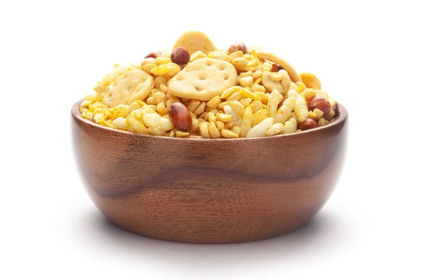 Bhel puri Hint çerezi (aperatifler) el yapımı (el yapımı) ahşap kase