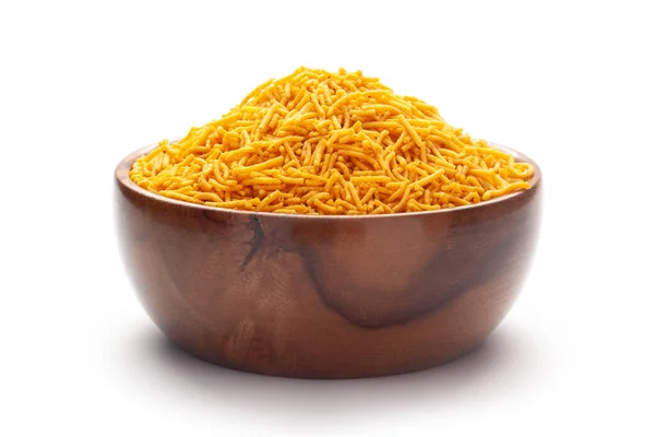 Baharatlı Aloo Bhujia 'ya yakın el yapımı (el yapımı) ahşap kase, kırmızı biber, patates ve nohut ile yapılır. Hint baharatlı atıştırmalıkları (Namkeen),