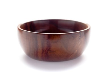 Tahta kaseye yakın plan beyaz arka planda izole edilmiş. Metin için alanı olan boş bulaşık takımlarının ön görünümü. El yapımı servis aletleri