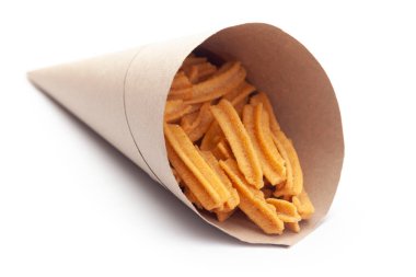 Tuzlu Soya Çubukları 'nın kapağını kapatın. El yapımı kahverengi kağıt koni çantasıyla.