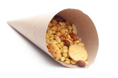 Bhel puri Hint çerezi (aperatifler) kahverengi kağıt koni torbasında