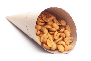 Heeng jeera Peanuts 'ın yakın plan görüntüsü. Hindistan Namkeen (aperatifler) el yapımı kahverengi kağıt külah çantasıyla beyaz arka planda..