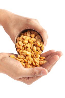 Heeng jeera Peanuts 'ın yakın çekimi Hint Namkeen (aperatifler) el yapımı kahverengi kağıt koni çantasıyla beyaz arka plan üzerinde yemeye hazır..