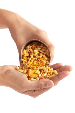 Bhel puri Hint çerezi (aperatifler) yakın çekim el yapımı kahverengi kağıt koni çanta yemeye hazır