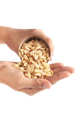 Elde yenmeye hazır kahverengi kağıt koni torbasıyla kıtır kıtır kıtır Fıstık Hindistanlı Namkeen 'in (aperatifler) yakın plan